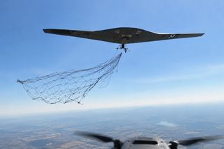 Video: Ukrajinský dron byl pár metrů od zásahu. Pak z ruského stroje vyletěla síť
